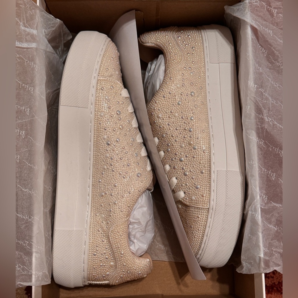 NWT Betsey Johnson Sidny Ivory Pearl Sneakers, Size 10